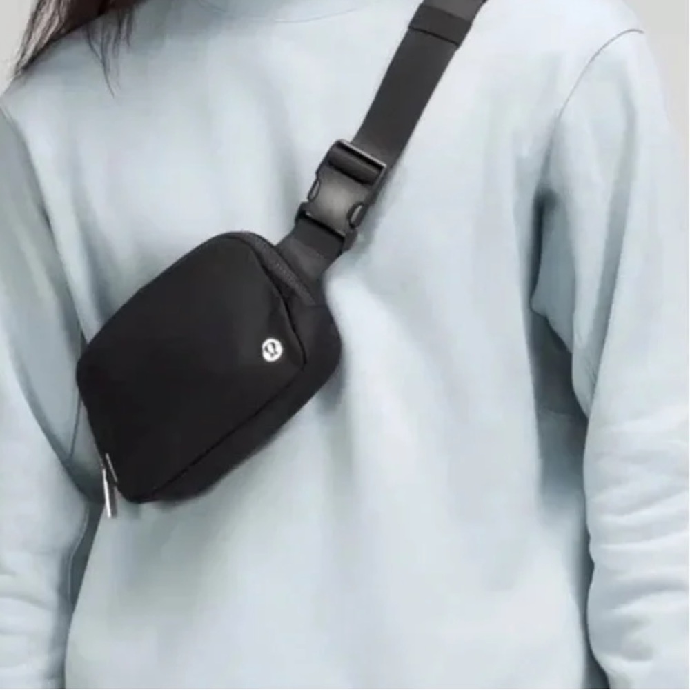 Lululemon everywhere belt bag, black